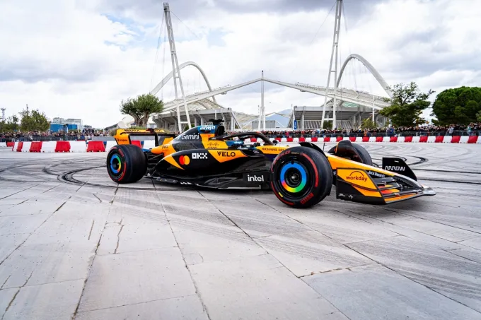 Τα πιο δυνατά καρέ του showrun με τη McLaren MCL60 και τη McLaren MP4/6 του Ayrton Senna
