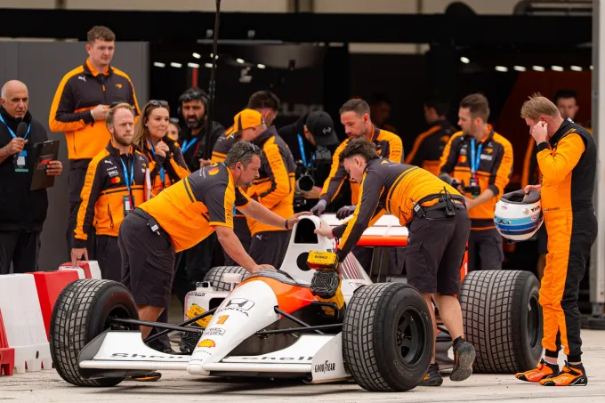 Τα πιο δυνατά καρέ του showrun με τη McLaren MCL60 και τη McLaren MP4/6 του Ayrton Senna