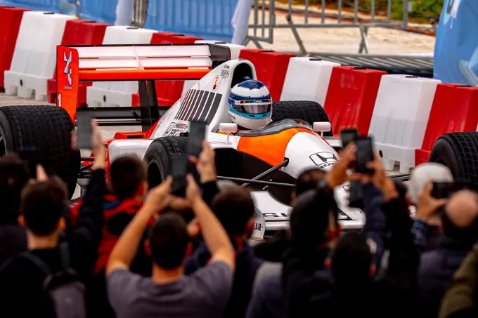 Τα πιο δυνατά καρέ του showrun με τη McLaren MCL60 και τη McLaren MP4/6 του Ayrton Senna