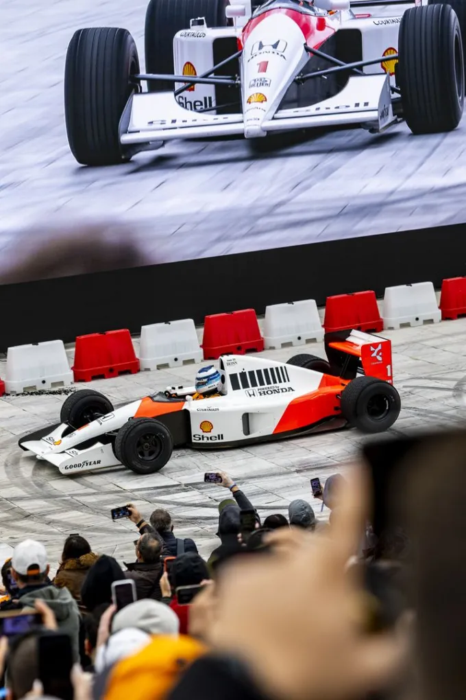 Τα πιο δυνατά καρέ του showrun με τη McLaren MCL60 και τη McLaren MP4/6 του Ayrton Senna