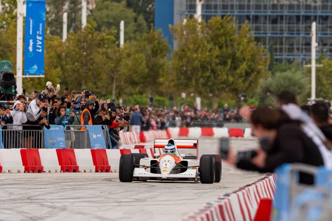 Τα πιο δυνατά καρέ του showrun με τη McLaren MCL60 και τη McLaren MP4/6 του Ayrton Senna