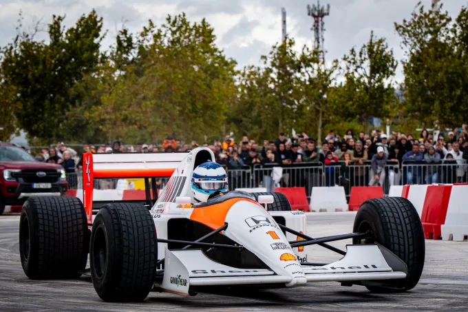 Τα πιο δυνατά καρέ του showrun με τη McLaren MCL60 και τη McLaren MP4/6 του Ayrton Senna