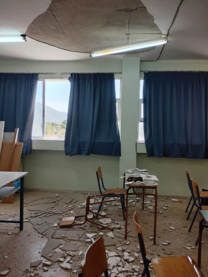 Πτώση σοβάδων σε σχολείο στα Βασιλικά
