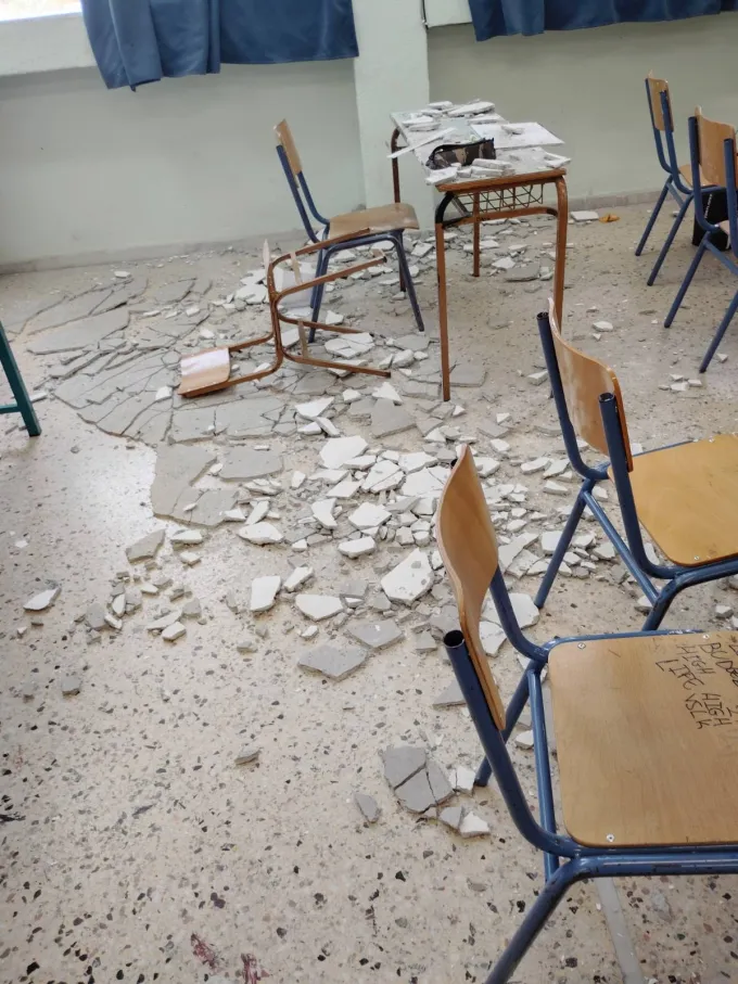 Πτώση σοβάδων σε σχολείο στα Βασιλικά