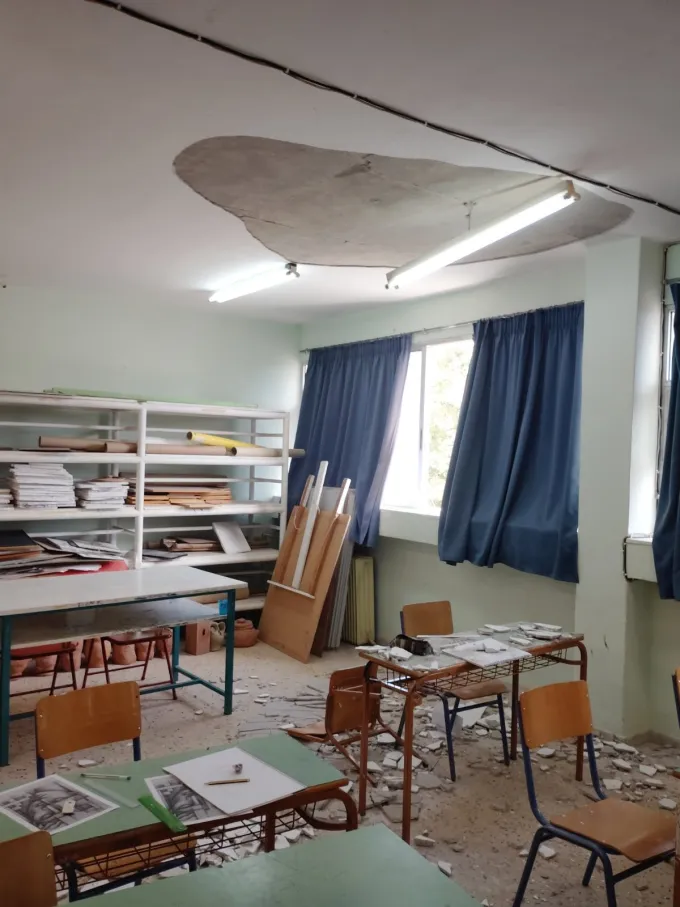 Πτώση σοβάδων σε σχολείο στα Βασιλικά