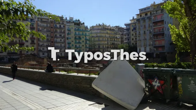 Πεταμένο στρώμα σε σκουπίδια στη Ναυαρίνου