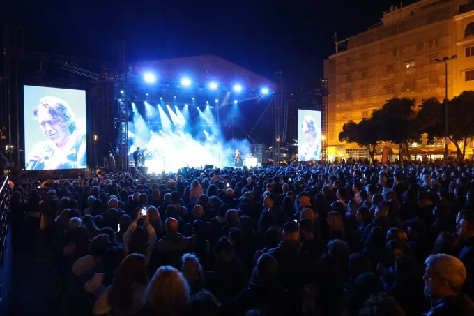 Θεσσαλονίκη: Χιλιάδες κόσμου στην πλατεία Αριστοτέλους - Μεγάλη συναυλία για τον Θάνο Μικρούτσικο