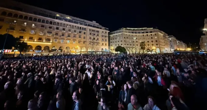 Θεσσαλονίκη: Χιλιάδες κόσμου στην πλατεία Αριστοτέλους - Μεγάλη συναυλία για τον Θάνο Μικρούτσικο