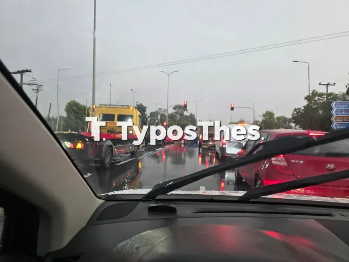 τροχαίο υπό βροχή στη Θεσσαλονίκη