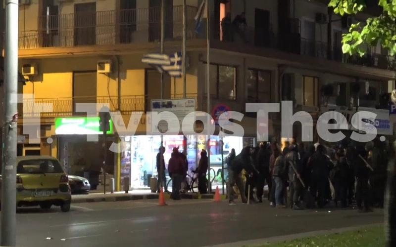 Αντιεξουσιαστές κατέβασαν ελληνική σημαία στη Θεσσαλονίκη (VIDEO)