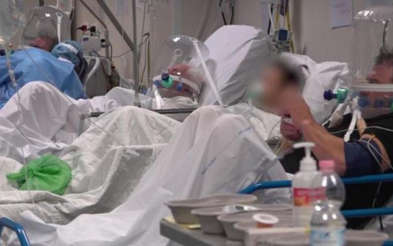 Αποτέλεσμα εικόνας για θες, Σάββατο το σύνολο κρουσμάτων του κορωνοϊού ανερχόταν σε 53.578 και των νεκρών συνολικά σε 4.825, ενώ 6.072 άνθρωποι είχαν ιαθεί. Το τελευταίο 24ωρο, δηλαδή, έχασαν την ζωή τους 651 ασθενείς, καταγράφηκαν 5.560 νέα κρούσματα, ενώ 952 ασθενείς βρέθηκαν αρνητικοί στον ιό. Σε μονάδες εντατικής θεραπείας νοσηλεύονται 3.009 ασθενείς και, συνολικά 19.846 έχουν εισαχθεί σε νοσοκομείο. Για 23.783 έχει αποφασιστεί ο κατ΄οίκον περιορισμός. Στην Λομβαρδία τα συνολικά κρούσματα είναι 27.206 και οι νεκροί 3.456. Στην Εμίλια Ρομάνια τα κρούσματα είναι 7.555 με τους νεκρούς να έχουν φτάσει τους 816 . Στην περιφέρεια Βένετο, οι θετικοί στον ιό είναι 5.122, και 169 οι νεκροί. Σε σχέση με το προηγούμενο 24ωρο, καταγράφεται μικρός περιορισμός τόσο στην αύξηση του αριθμού των θανάτων, όσο του συνόλου των κρουσμάτων.