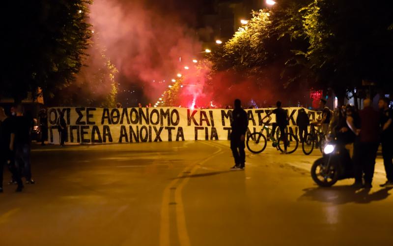 Θεσσαλονίκη ΠΡΙΝ ΛΙΓΟ: Δακρυγόνα και επεισόδια στην πορεία οπαδών του ΠΑΟΚ  | Typosthes