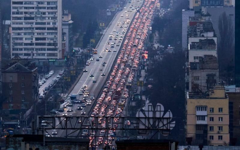 Ο πόλεμος «φτάνει» στο Κίεβο – Ουρές από ΙΧ, φεύγουν οι κάτοικοι (ΦΩΤΟ + VIDEO)