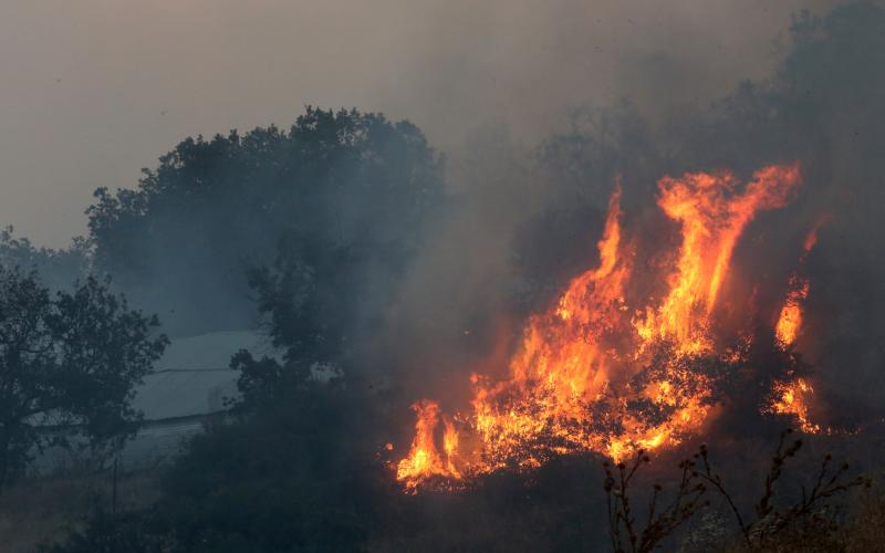 Πυρκαγιά στα Πιέρια Όρη – Συνεχίζεται η μάχη με τις φλόγες | Typosthes