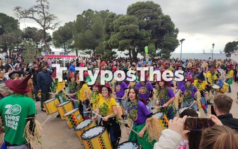 Angels and Fly-Over Festival Parade in Thessaloniki (Photo)