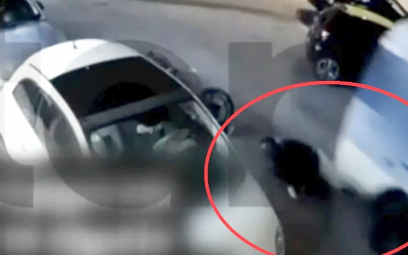 Η στιγμή που φορτηγάκι παρασέρνει και εγκαταλείπει οδηγό μηχανής - Δείτε βίντεο | Typosthes