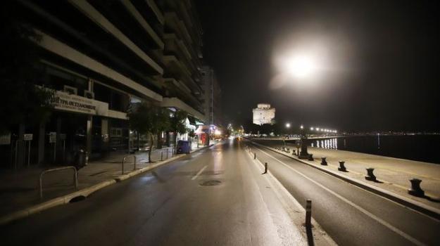 koronoios-paralia-thessaloniki-nyxta
