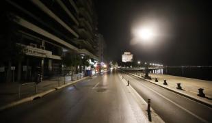koronoios-paralia-thessaloniki-nyxta