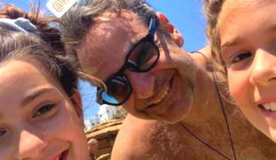 mitsotakis-tinos-selfie