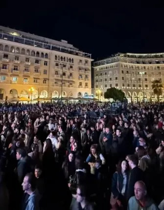 Θεσσαλονίκη: Χιλιάδες κόσμου στην πλατεία Αριστοτέλους - Μεγάλη συναυλία για τον Θάνο Μικρούτσικο