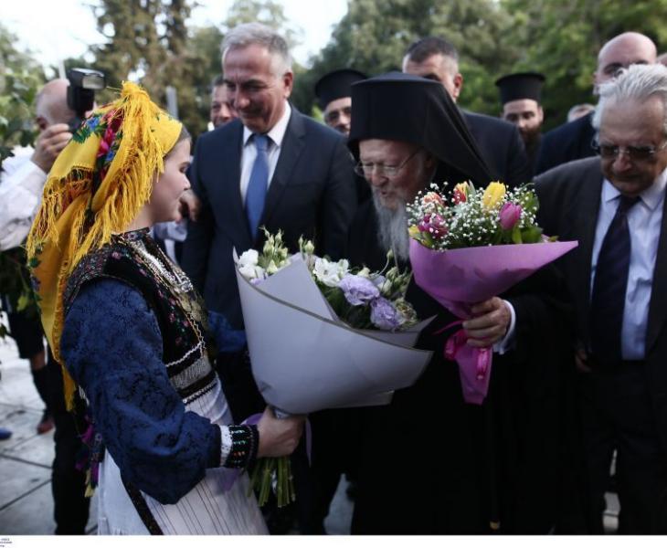 Θεσσαλονίκη: Στη ΧΑΝΘ ο Οικουμενικός Πατριάρχης - Υποδοχή με λουλούδια (ΦΩΤΟ)