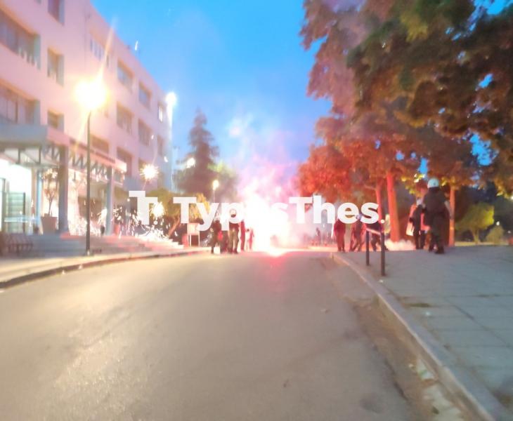 ΤΩΡΑ: Επεισόδια με μολότοφ στο ΑΠΘ μετά την πορεία στη Θεσσαλονίκη (ΦΩΤΟ + VIDEO)