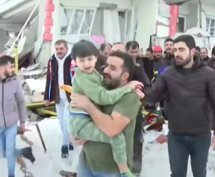 Σεισμός στην Τουρκία: Η συγκλονιστική στιγμή που ανασύρονται δύο παιδάκια (VIDEO)