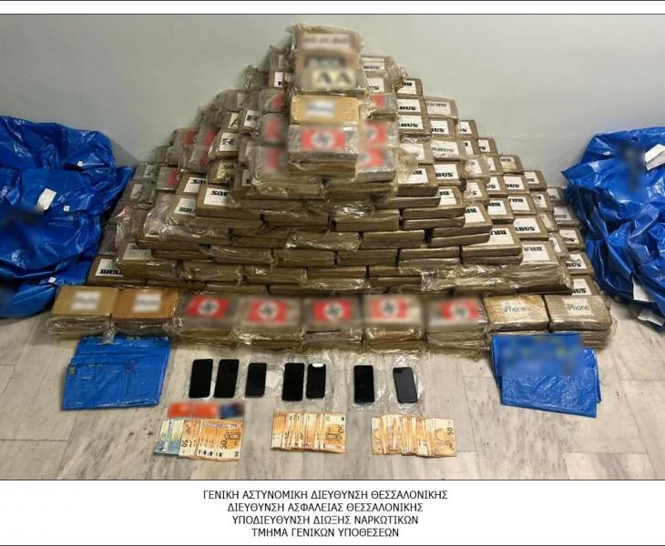 Θεσσαλονίκη: Είχαν 585 κιλά κοκαΐνης σε δέματα με… σβάστικες (ΦΩΤΟ)