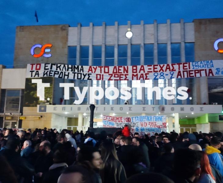 Θεσσαλονίκη: «Το έγκλημα δε θα ξεχαστεί» - Συγκέντρωση για τα Τέμπη έξω από τον ΟΣΕ