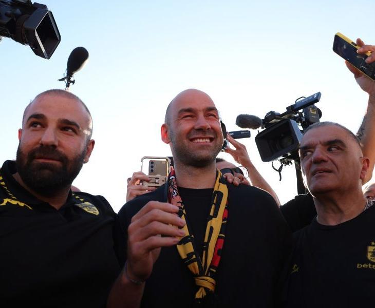 Θεσσαλονίκη: Χαμός στο αεροδρόμιο «Μακεδονία» για τον Σπανούλη - Αποθέωση από φίλους του Άρη 