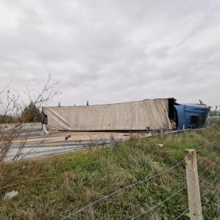 Θεσσαλονίκη: Ουρές ΙΧ στο Δερβένι - Δίπλωσε νταλίκα