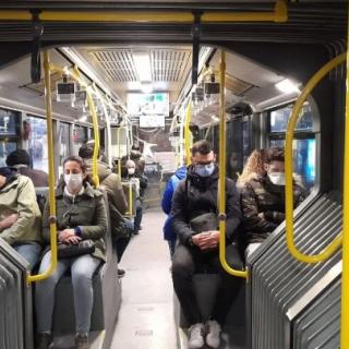 Θεσσαλονίκη: Απείλησαν με μαχαίρι νεαρούς μέσα σε λεωφορείο - Τους πήραν τα κινητά