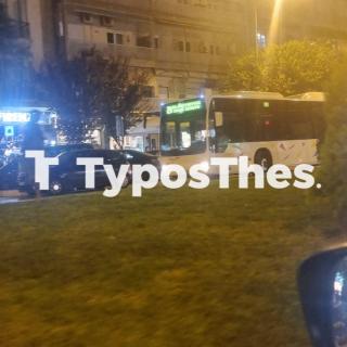 ΠΡΙΝ ΛΙΓΟ: Παρκαρισμένο ΙΧ «μπλόκαρε» λεωφορείο ΟΑΣΘ στη Θεσσαλονίκη (ΦΩΤΟ) 