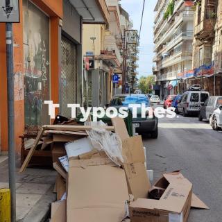 Θεσσαλονίκη: Διέλευση από πεζοδρόμιο μετ' εμποδίων δίπλα στη Σχολή Τυφλών (ΦΩΤΟ)