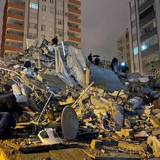 Σεισμός στην Τουρκία: Εικόνες αποκάλυψης - Σκάβουν με τα χέρια για διασωθέντες