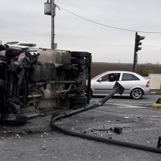 Θεσσαλονίκη: Φορτηγό καρφώθηκε σε κολώνα - Κλειστός δρόμος