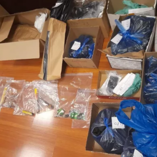 Μαχαίρια και φωτοβολίδες βρήκε η αστυνομία στο κλειστό του Ρέντη (ΦΩΤΟ)