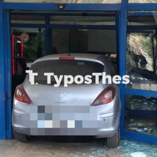 Σοβαρό τροχαίο στη Θεσσαλονίκη -  Αυτοκίνητο ΙΧ καρφώθηκε σε νοσοκομείο (ΦΩΤΟ)