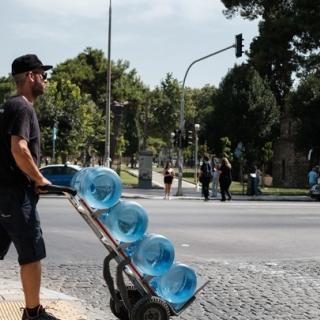 Έκτακτα μέτρα για εργαζομένους λόγω καύσωνα – Ποιες ώρες περιορίζονται οι μετακινήσεις 