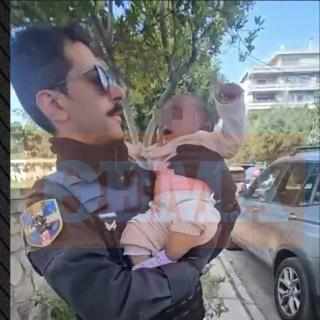 Άλιμος: «Το κουνούσα όπως τον γιο μου για να μην φοβάται» λέει ο αστυνομικός