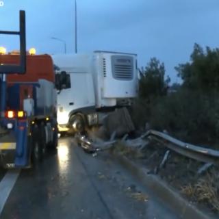 Τροχαίο με νταλίκα στη Θεσσαλονίκη - Εγκλωβίστηκε ο οδηγός