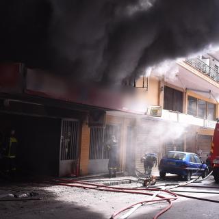 Μεγάλη φωτιά σε κατάστημα δίπλα σε σπίτια στη Θεσσαλονίκη - Πυκνοί μαύροι καπνοί (ΦΩΤΟ) 