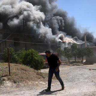 Καίγονται σπίτια, μαγαζιά στο Ηράκλειο - Από φωτιά σε εργοστάστιο (ΦΩΤΟ + VIDEO)