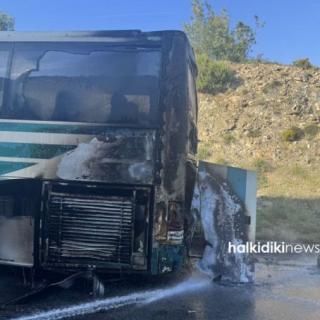 Φωτιά σε λωφορείο ΚΤΕΛ στη Χαλκιδική - Είχε μέσα 15 επιβάτες (VIDEO)