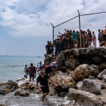 Μαροκινοί μετανάστες περνάνε στην Θέουτα και την Ισπανία