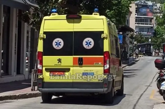 Ασθενοφόρο ΕΚΑΒ μεταφέρει γυναίκα που πνίγηκε από σουβλάκι
