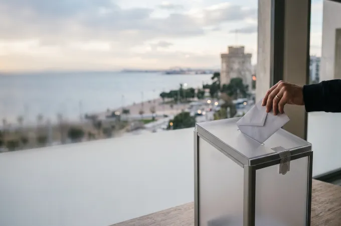 Κάλπη με φόντο τον Λευκό Πύργο