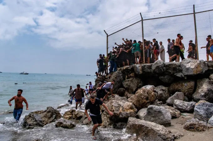 Μαροκινοί μετανάστες περνάνε στην Θέουτα και την Ισπανία
