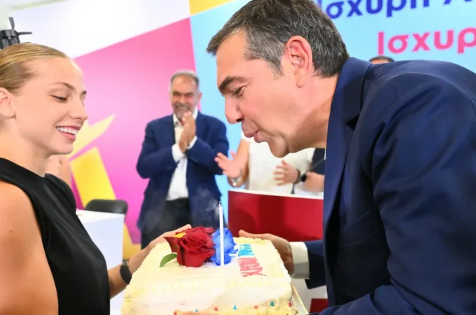 Τούρτα έκπληξη για τα γενέθλιά του στον Αλέξη Τσίπρα