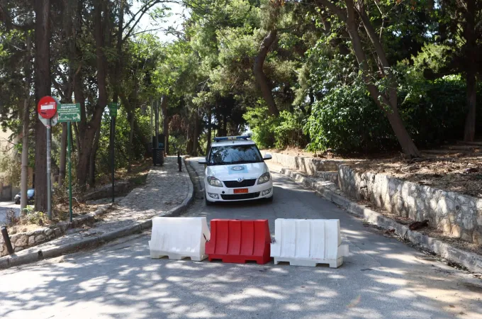 Kleistoi dimosioi xoroi Athina